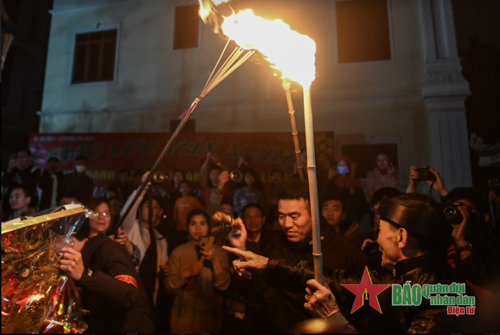 Độc đáo tục lệ 